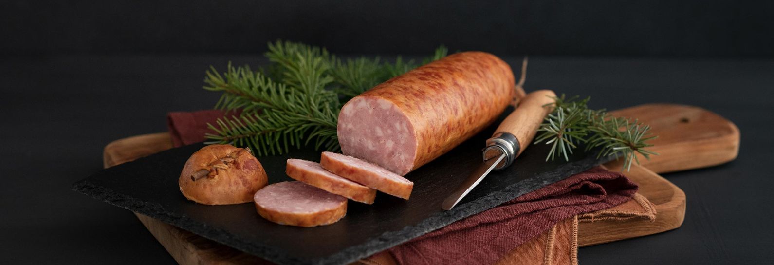 Saucisse de Morteau sur un plateau en bois